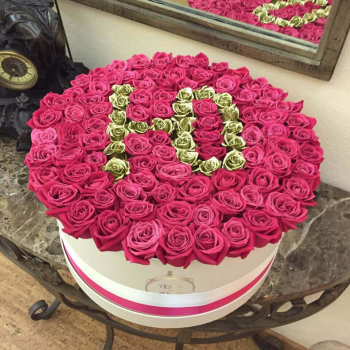 Малиновые розы с буквой от 51 шт.