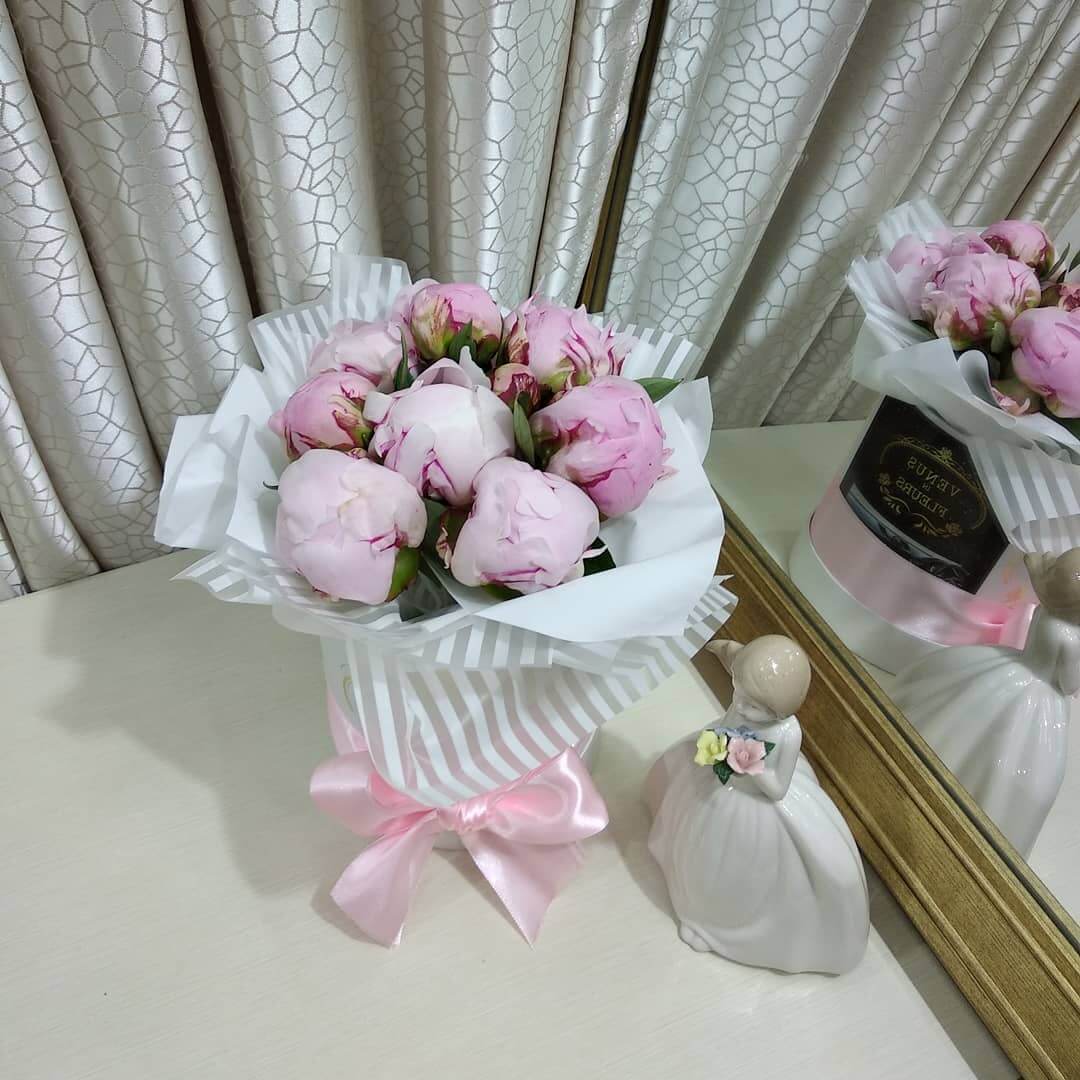 Розовые пионы в коробке - 9 шт.