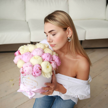 Пионы в коробке от 19 шт. Пионы в коробке от 19 шт.