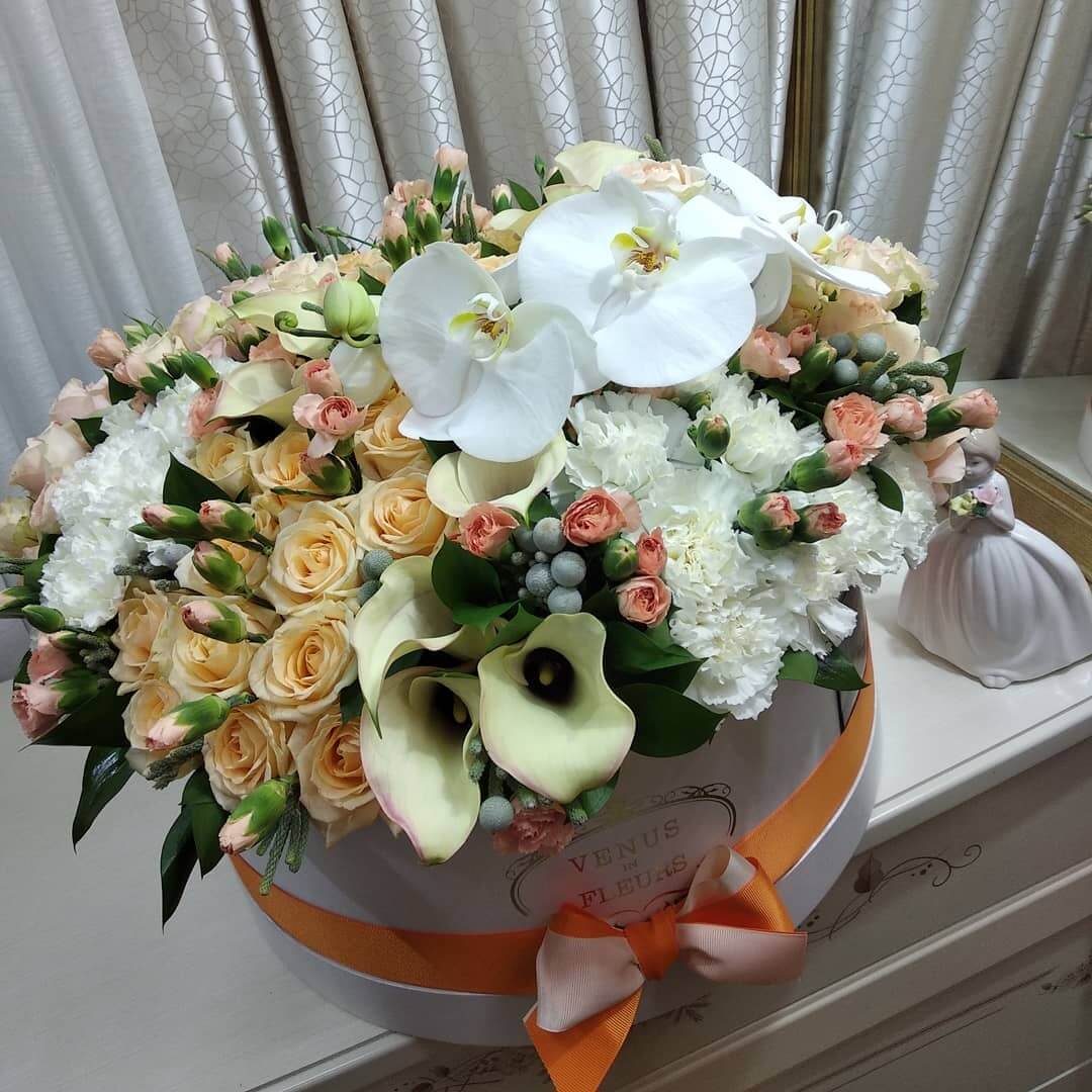 Каллы с гвоздиками в миксе от 81 шт.