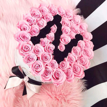 Розовые розы с буквой от 51 шт.