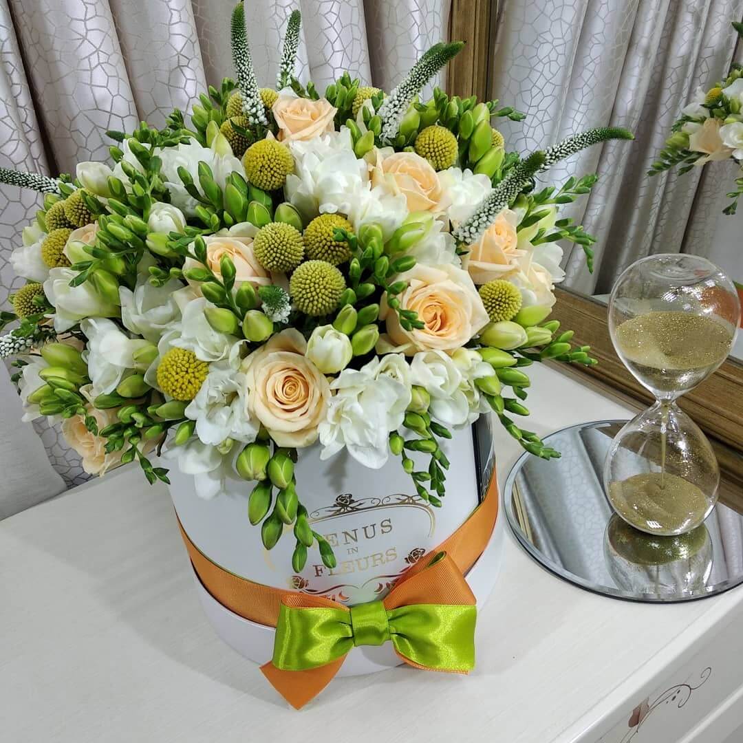 Фрезии с розами в коробке - 81 шт.