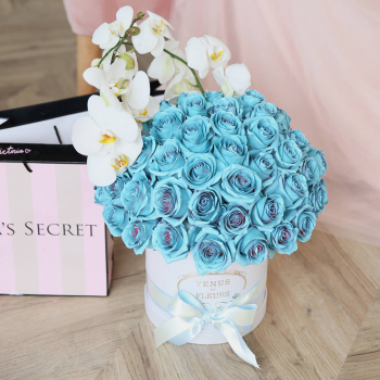 Голубые розы с орхидеей от 51 шт.