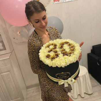 Белые розы с датой от 51 шт.