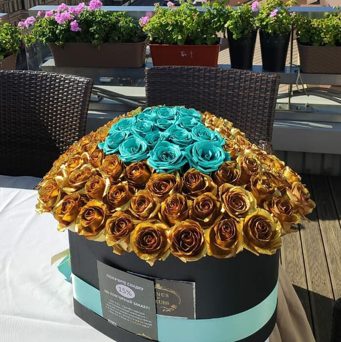 Бирюзово-золотые розы с сердцем от 51 шт.