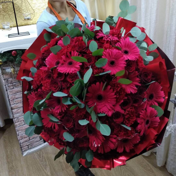 Красные герберы с розами - 51 шт.