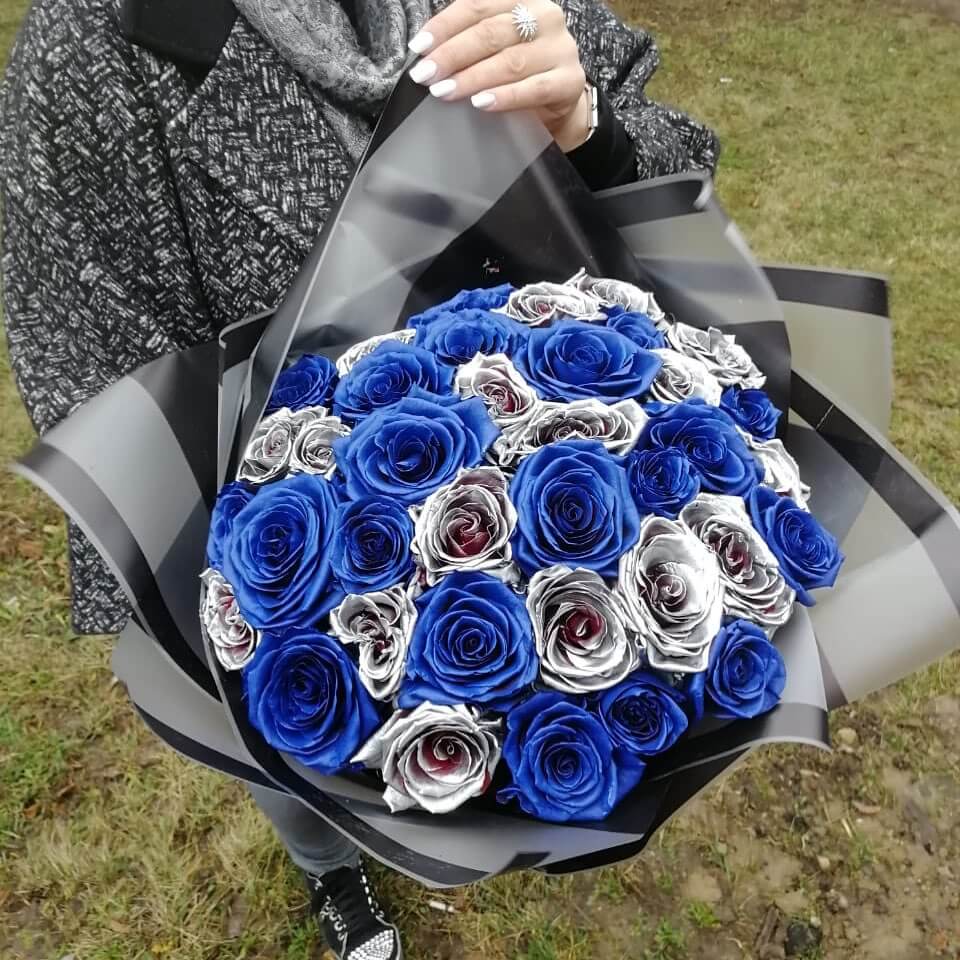 Сине-серебряные розы в букете от 9 шт.