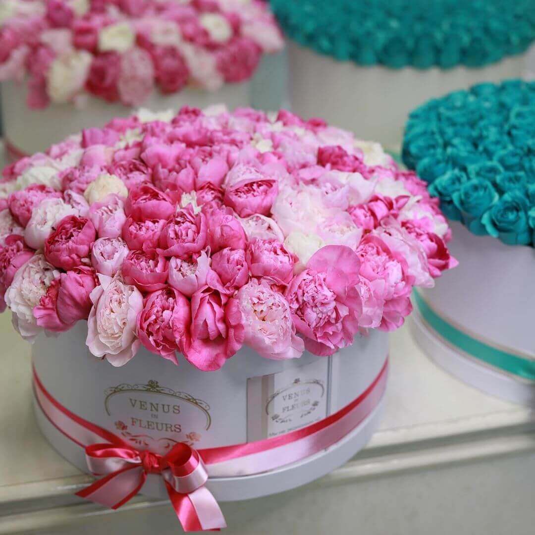 Розовые пионы в коробке от 9 шт.