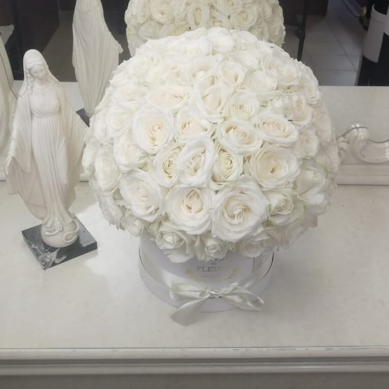 Белые розы (шар) - от 101 шт.