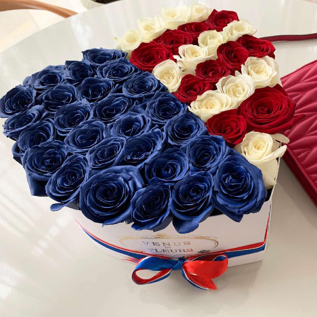 Американский флаг из роз в сердце от 51 шт.