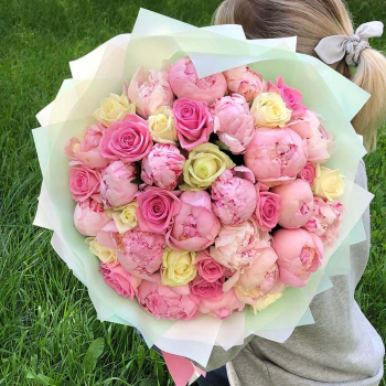 Нежные пионы с розами от 19 шт.