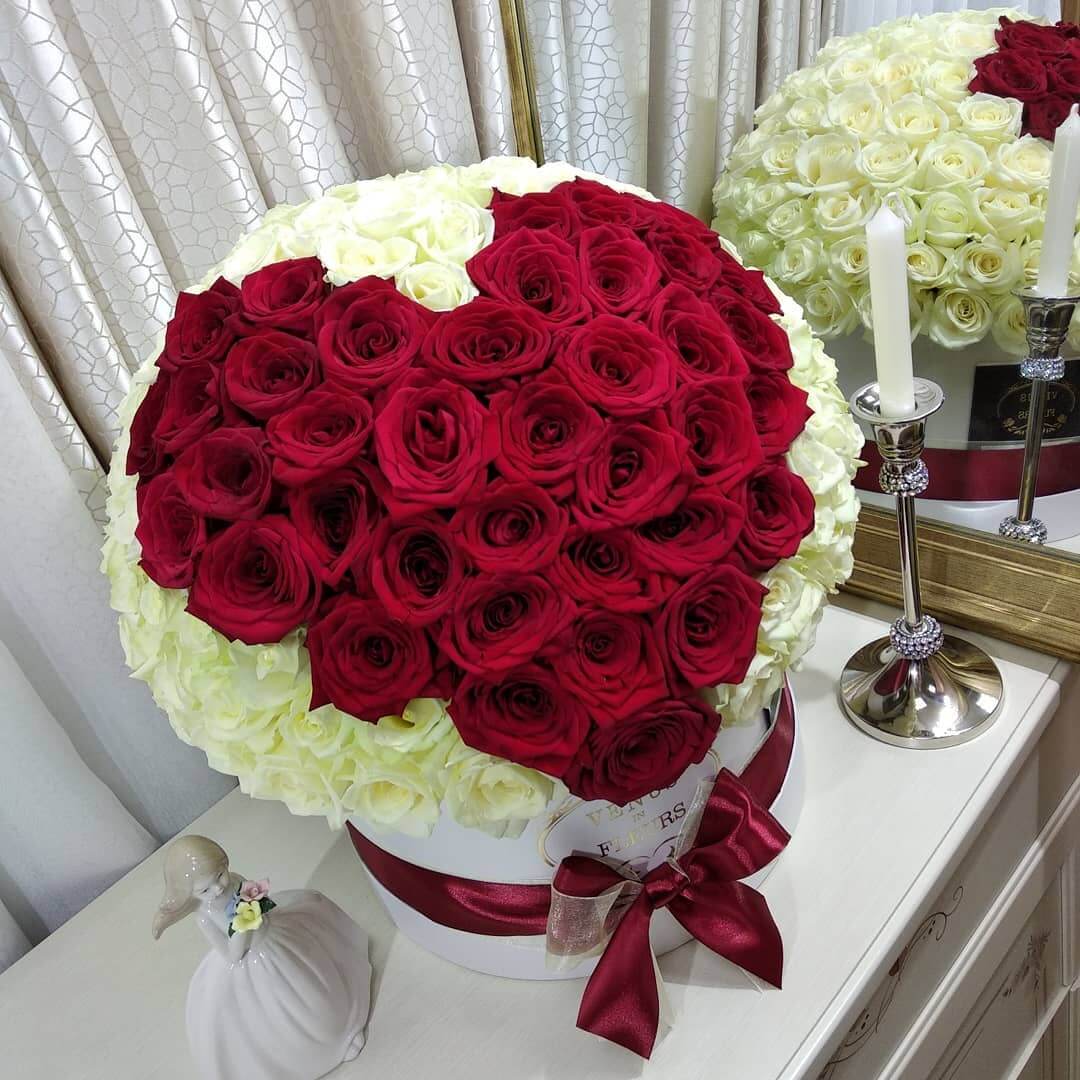 Белые розы с сердцем (шар) от 151 шт.