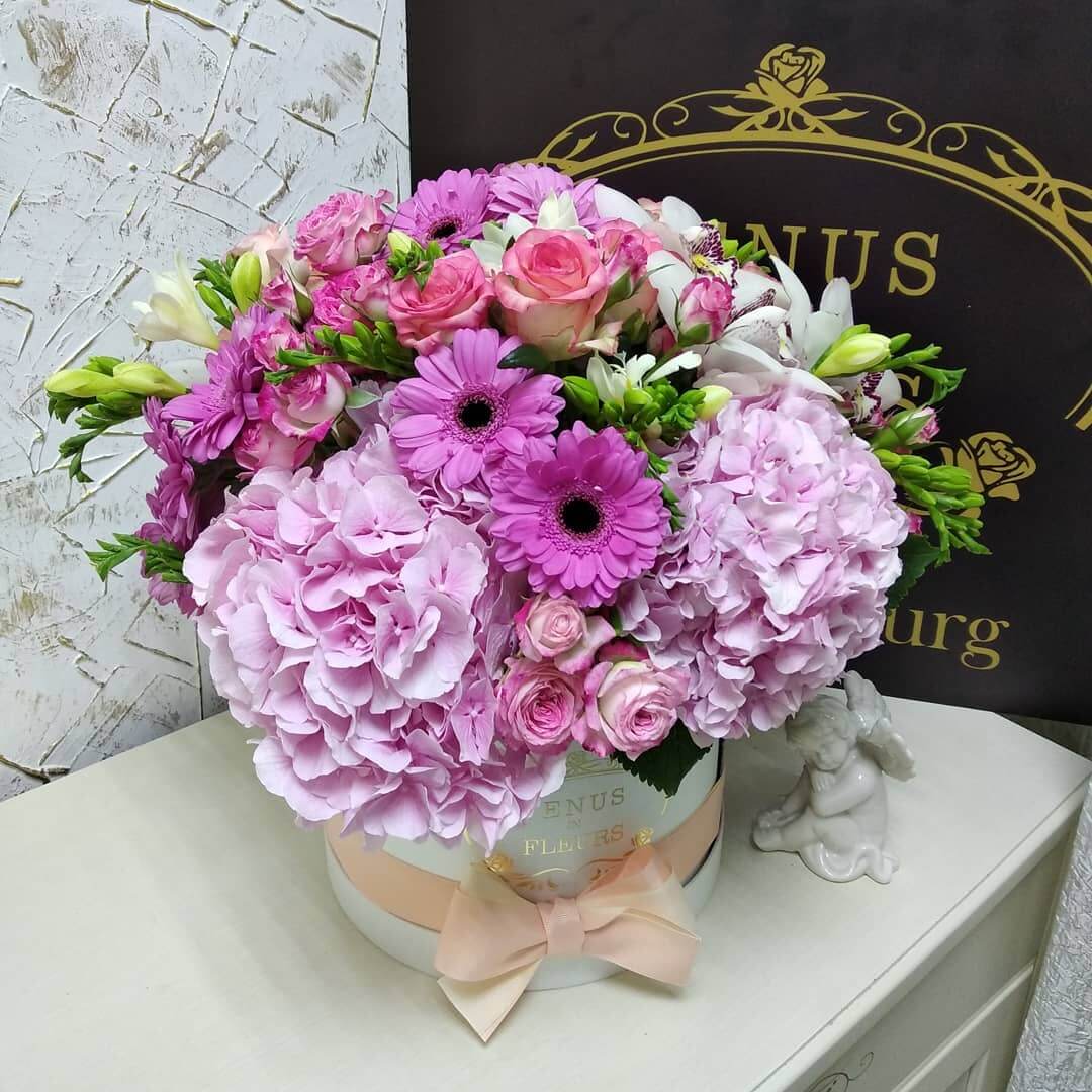 Микс с гортензиями в коробке - 71 шт.