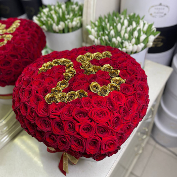 Красные розы с датой от 101 шт.
