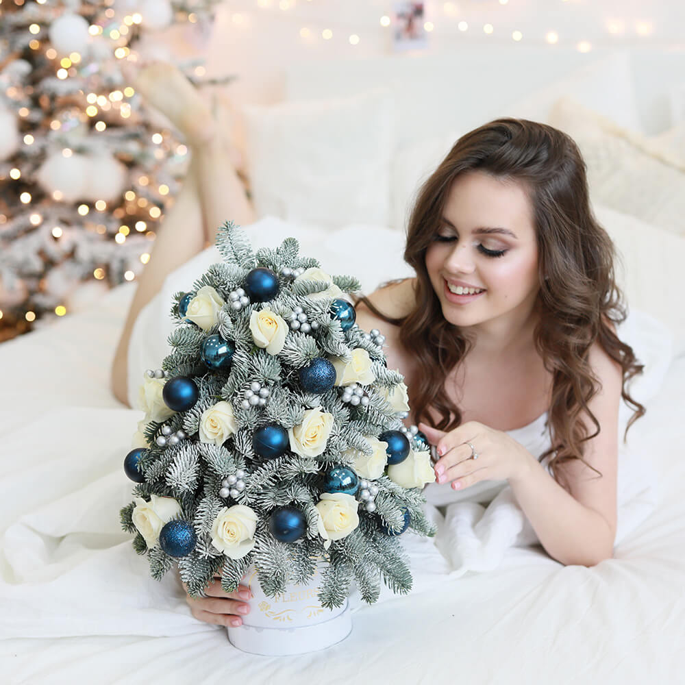 Новогодняя ёлка с белыми розами - 25 шт.