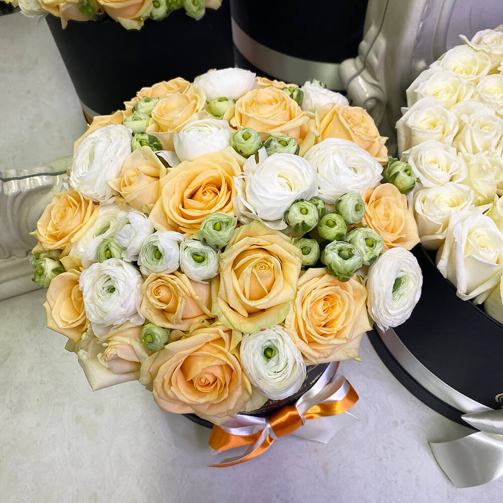 Ранункулюсы с розами в коробке от 19 шт.