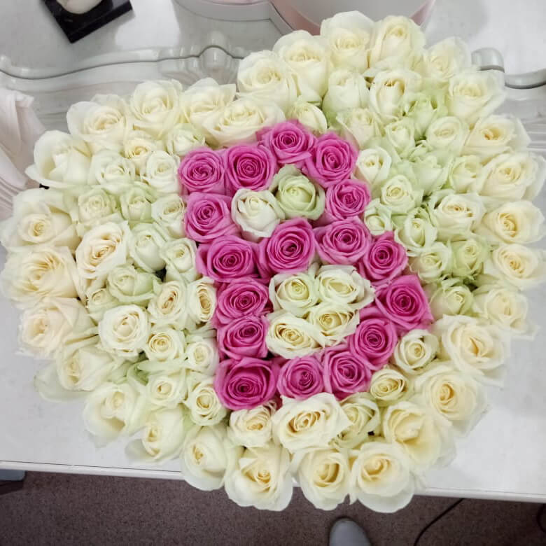 101 белая роза с буквой - сердце