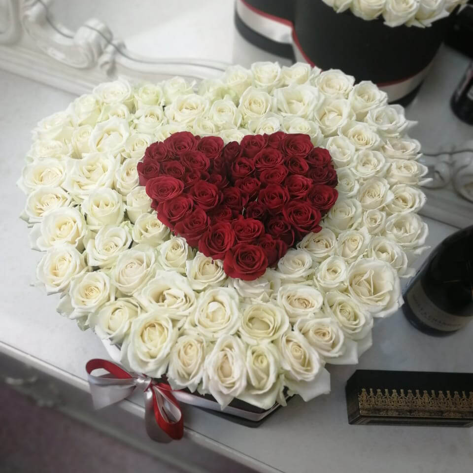 101 белая роза с сердцем