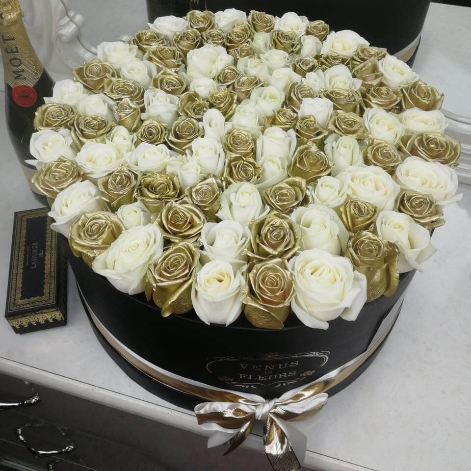 101 бело-золотая роза в коробке
