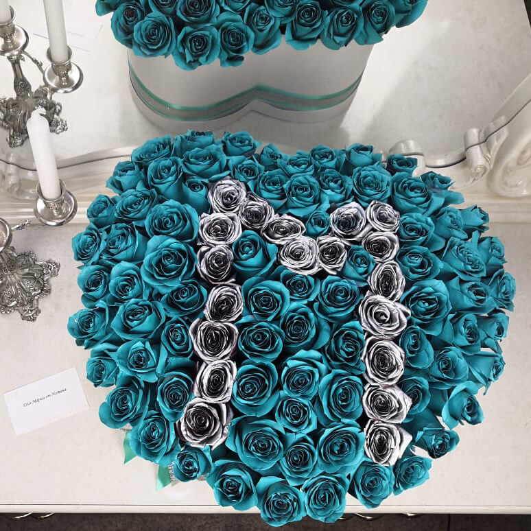 101 бирюзовая роза с буквой - сердце