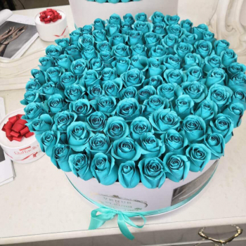 101 бирюзовая роза в коробке