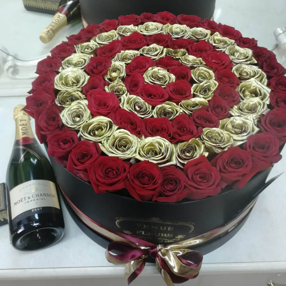 101 красно-золотая роза в коробке