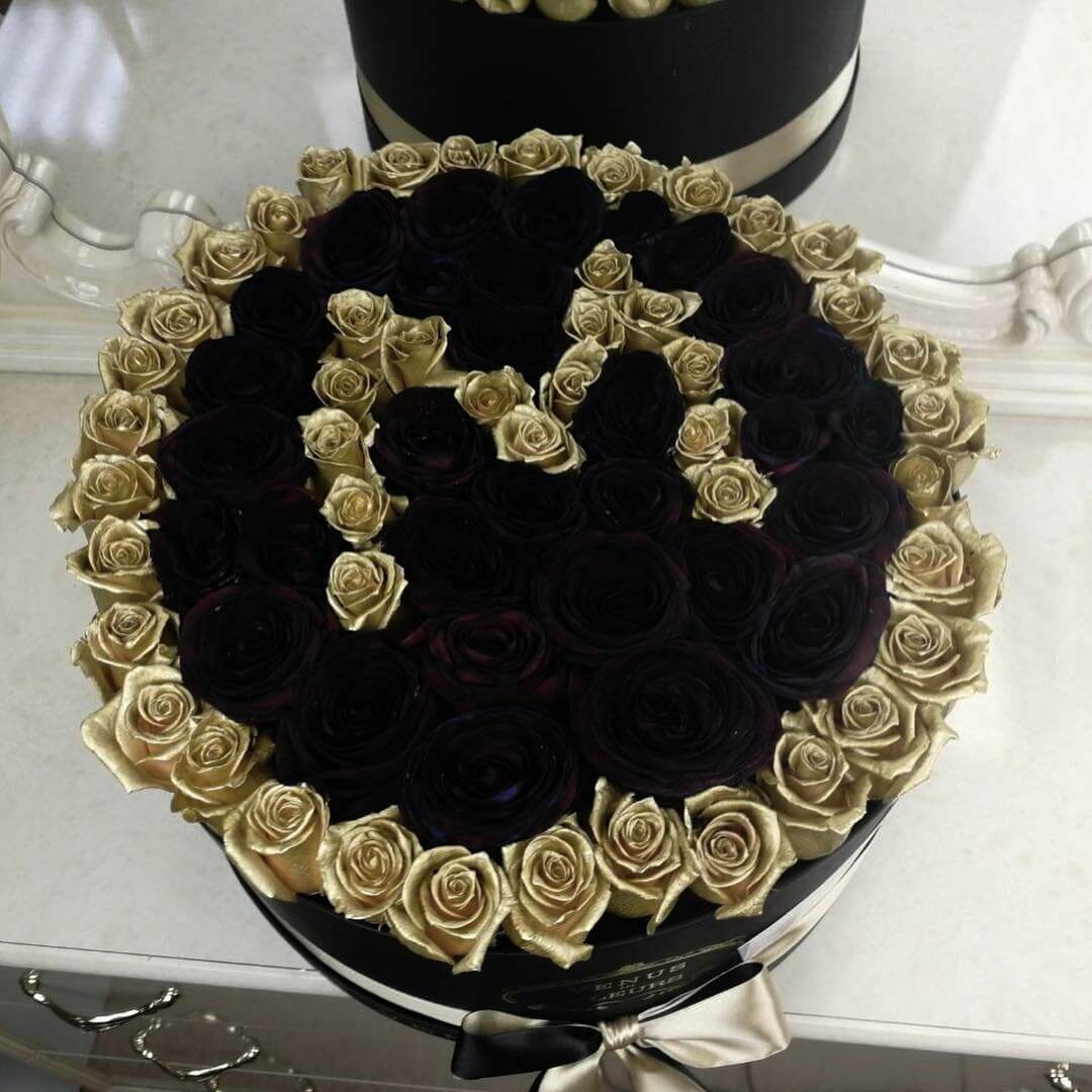 Черные розы с золотой окантовкой "Gold Letter" - 101 шт