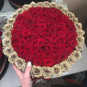 Красные розы с окантовкой - 101 шт.