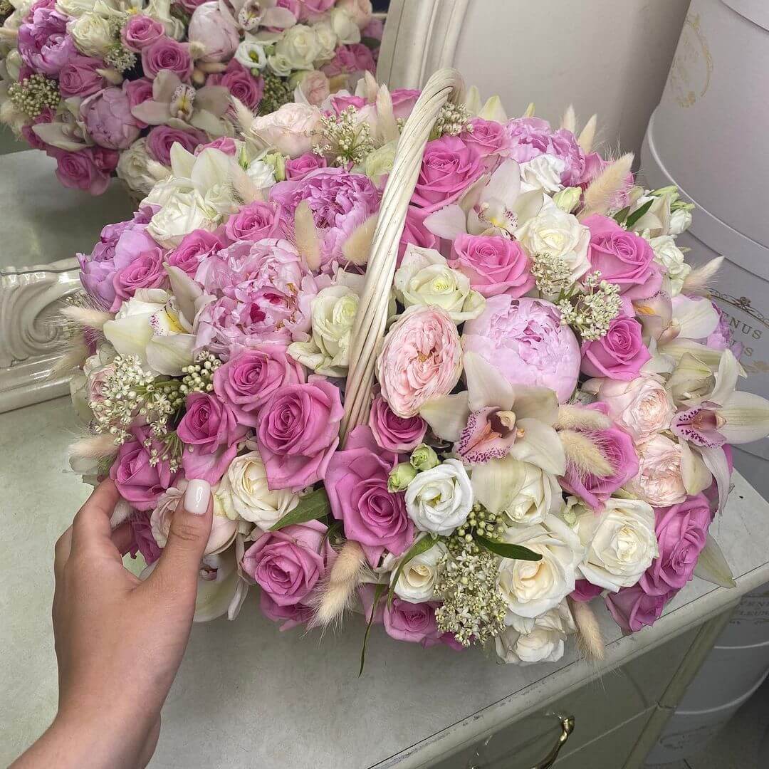 Цветочный микс в корзине - 101 шт.