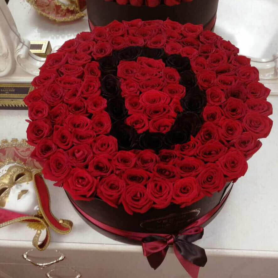 101 красная роза с буквой