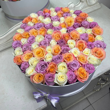 Разноцветные розы в коробке - 101 шт.