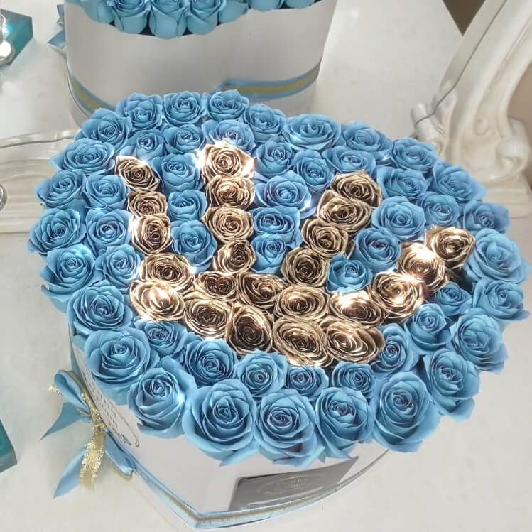 Голубые розы с короной - 101 шт.