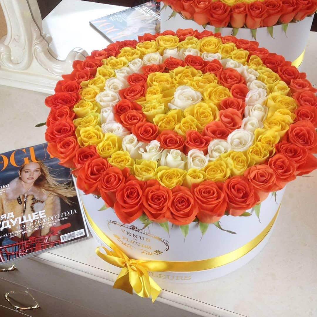 101 яркая радуга из роз