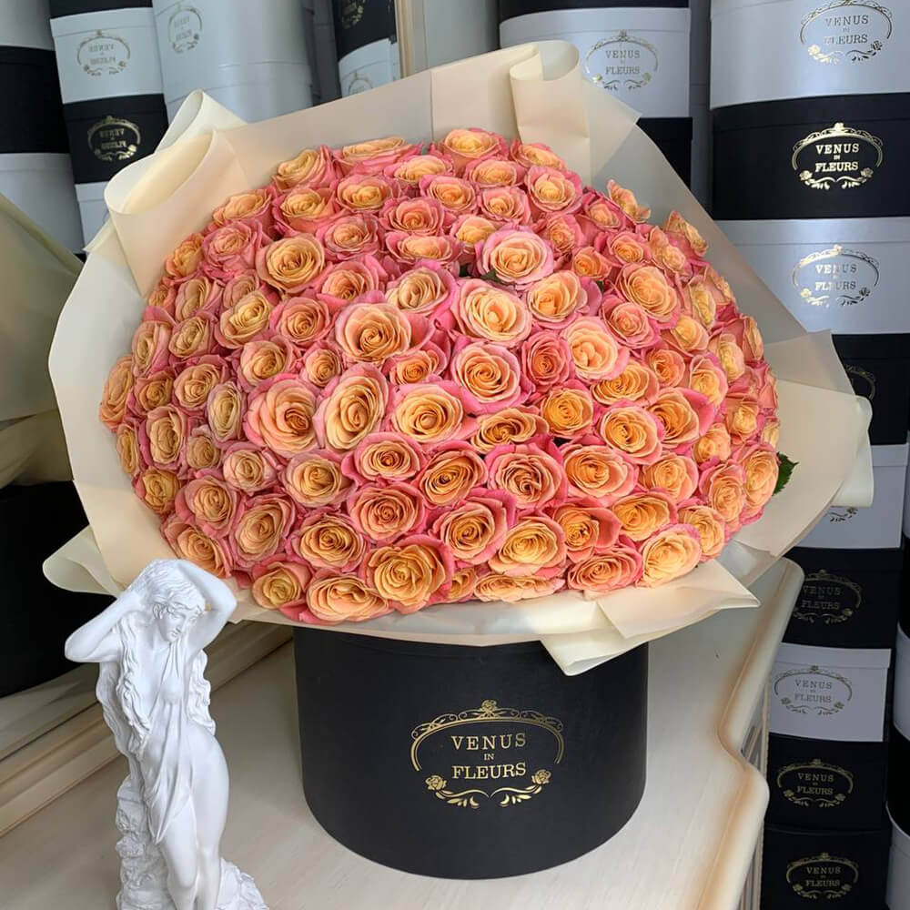 101 оранжевая роза в букете