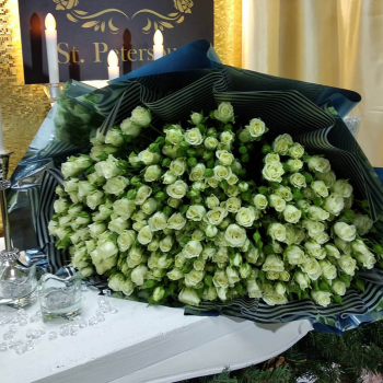 101 белая кустовая роза в букете 101 белая кустовая роза в букете