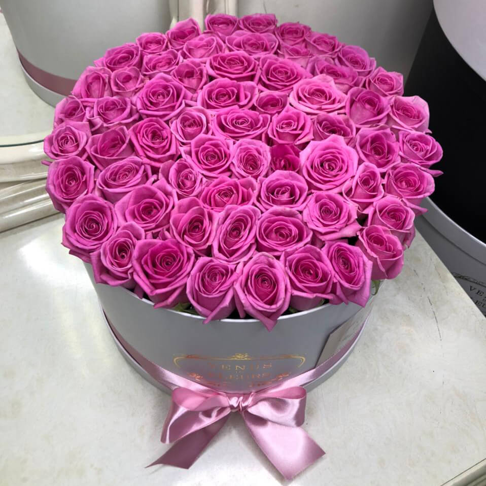 55 розовых роз в коробке
