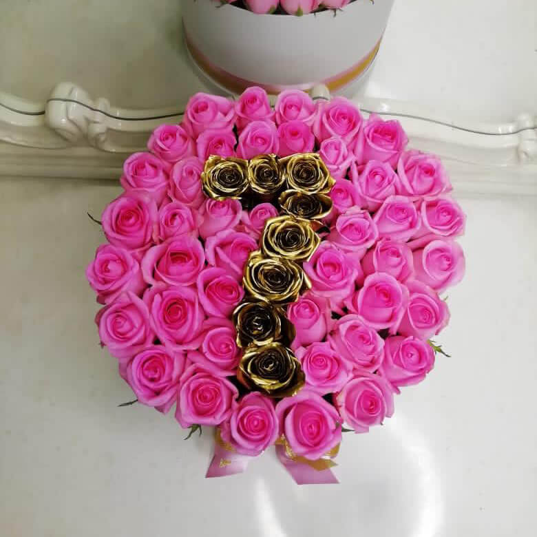 55 розовых роз с золотой датой