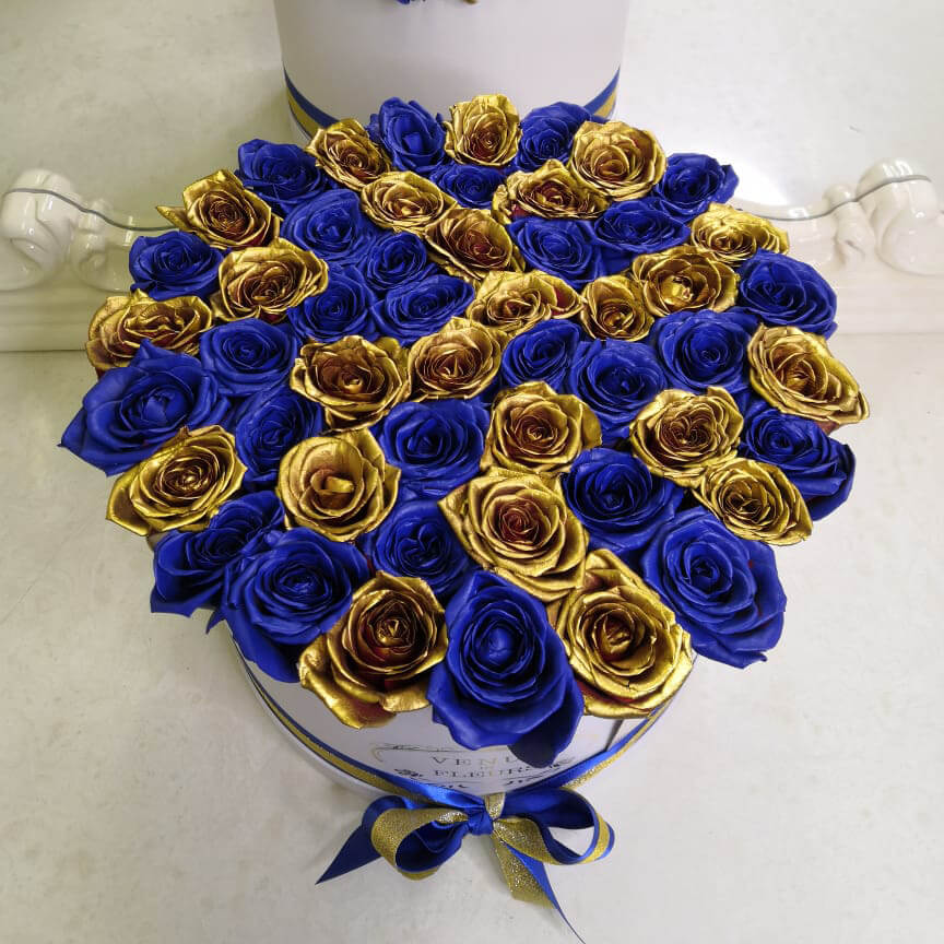 65 сине-золотых роз в коробке