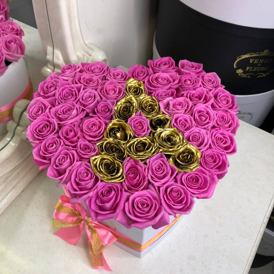 65 розовых роз с золотой буквой