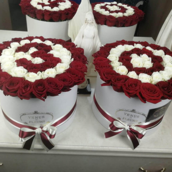 65 красных роз с яркой датой