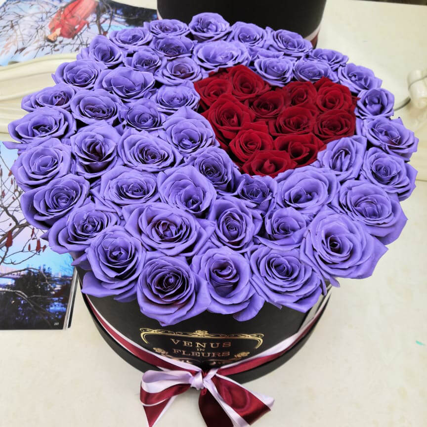 55 фиолетовых роз с красным сердцем