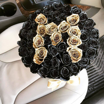 51 черная роза с золотой буквой