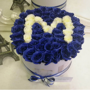 51 синяя роза с белой буквой