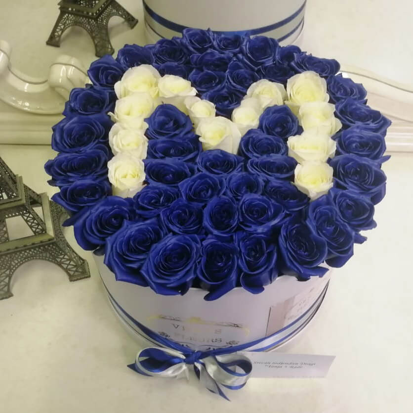 51 синяя роза с белой буквой