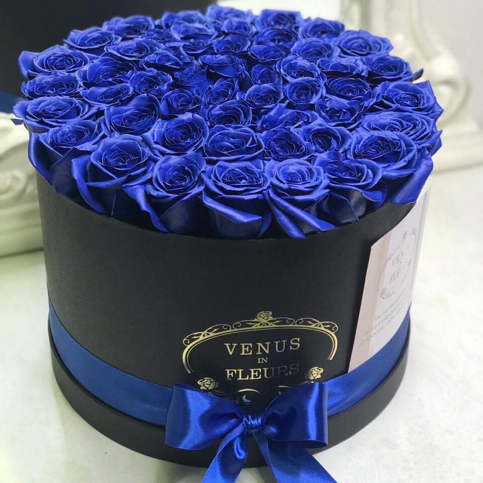 65 синих роз в коробке