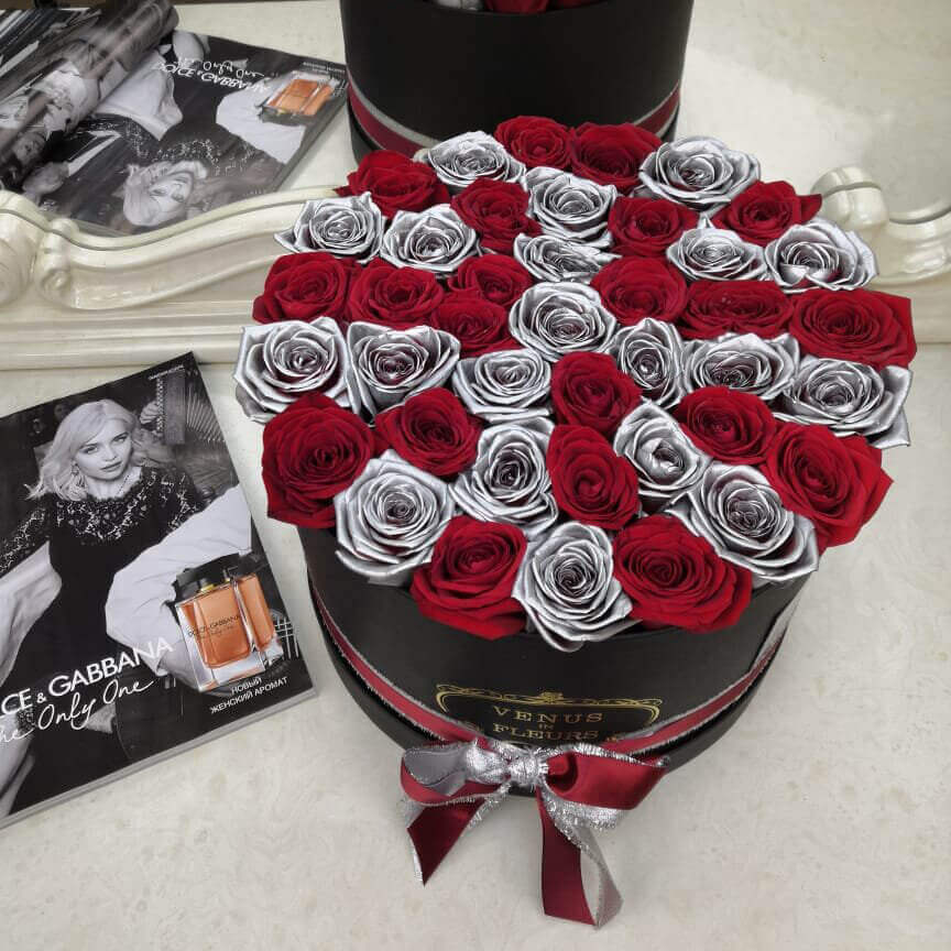 55 красно-серебряных роз