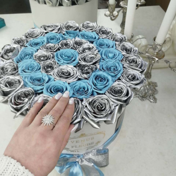 55 серебряных роз с голубыми в коробке