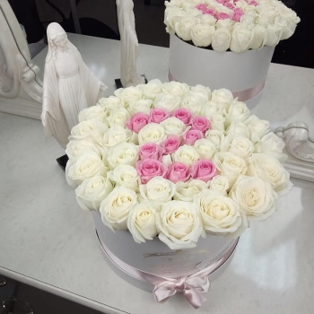 65 белых роз с розовой датой 65 белых роз с розовой датой