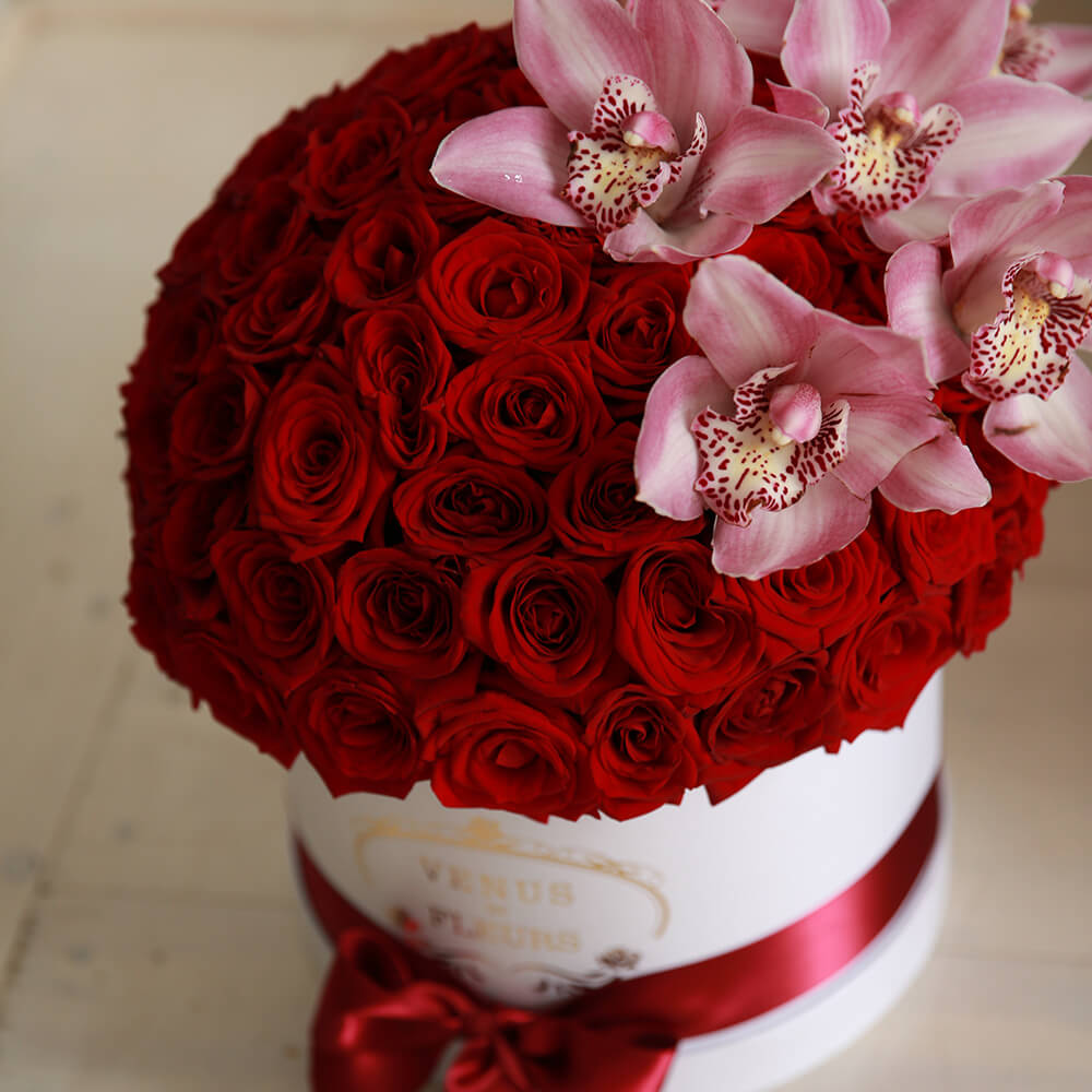 51 красная роза шаром с орхидеей