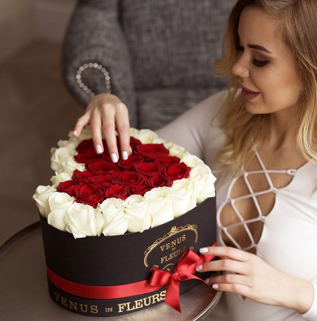 55 красных роз с окантовкой